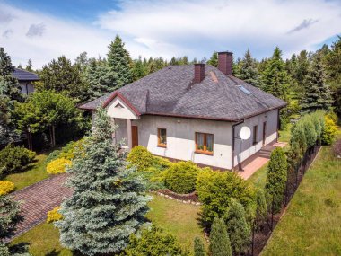 Güzel bir bahçeyle çevrili küçük bir aile evi..