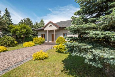 Güzel bir bahçeyle çevrili küçük bir aile evi..