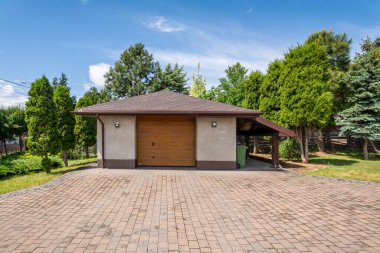 Güzel bir bahçeyle çevrili küçük bir aile evi..