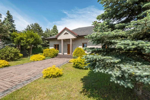 Güzel bir bahçeyle çevrili küçük bir aile evi..