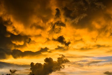 Günbatımı - bulutlu gökyüzü