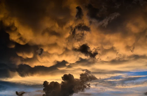 Puesta del sol - cielo nublado —  Fotos de Stock