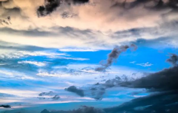 Pôr do sol - céu nublado — Fotografia de Stock