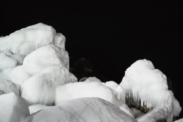 Pedras geladas à noite — Fotografia de Stock