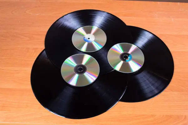 Аудио компакт-диски - старые и новые — стоковое фото