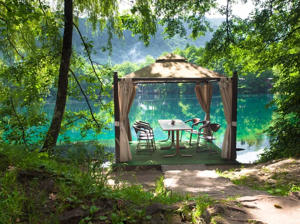Tent for picnic on the beautiful blue lake of Kabardino-Balkaria — Stock Photo, Image