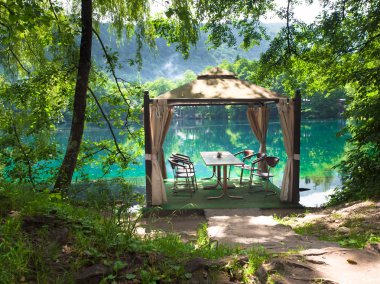 Güzel Mavi Göl kenarında piknik için çadır