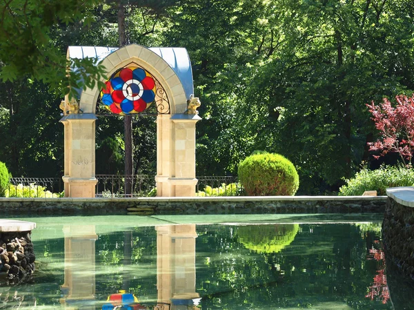 Monumento "Jato de vidro" em dia ensolarado — Fotografia de Stock