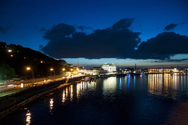 Modern mimarinin şehir merkezindeki Kyiv 'in gökyüzü. Gece görüşü aydınlatılmış binalar. Köprünün üstünden görüş. Gece görüşü şehir silüeti.