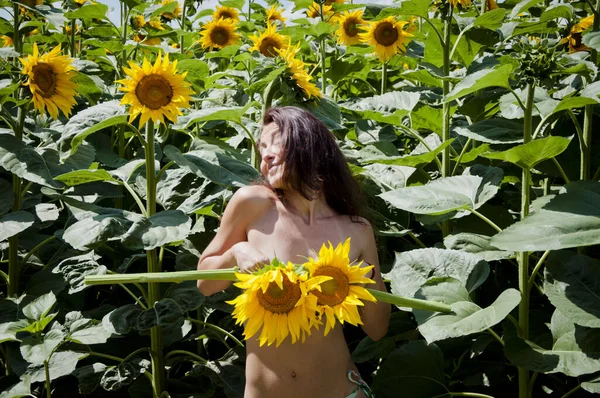 Mutlu Güzel Yaşlarda Seksi Vücutlu Ayçiçeği Çiçekleriyle Kaplı Bir Kadın — Stok fotoğraf