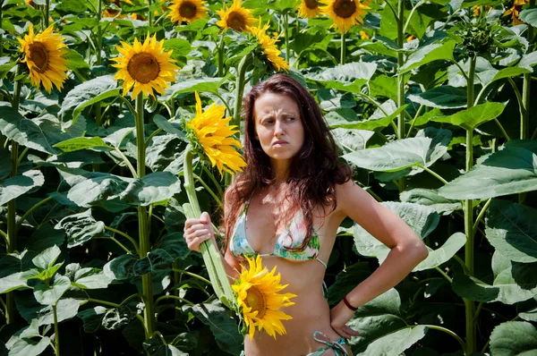 Mujer Morena Seria Traje Baño Verano Posando Con Girasol Como — Foto de Stock