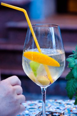 meyveli beyaz şarap sangria, ferahlatıcı bahar veya yaz kokteyli, iç.