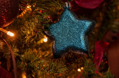 Mutlu Geceler. Xmas bayramı kutlaması. Yeni yıl arifesi. Aralık tatili ve ev dekorasyonu. Evde Noel ağacı süslenmiş. Mutlu yıllar 2026. Aile yemeği..