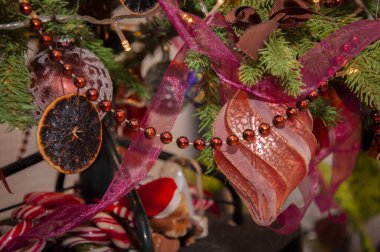 Mutlu yıllar 2026. Noel ağacı dekorasyonu renkli dekorlu ve ışıklandırmalı Xmas için evde..