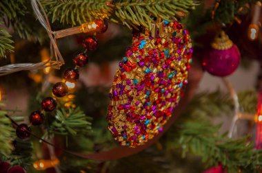 Mutlu Noeller 2026. Noel ağacı dekorasyonu renkli dekorlu ve ışıklandırmalı Xmas için evde..