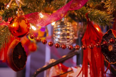 Xmas partisi 2026. Noel ağacı dekorasyonu renkli dekorlu ve ışıklandırmalı Xmas için evde..