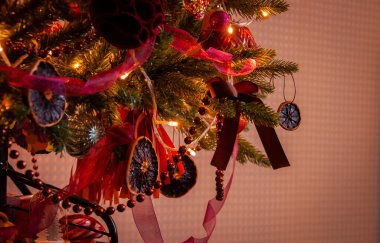 Mutlu yıllar 2026. Noel ağacı dekorasyonu renkli dekorlu ve ışıklandırmalı Xmas için evde..