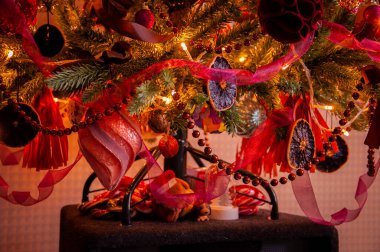 Ev partisinde kutlama ağacında renkli bir Noel süsü. Aralık havası. Kış mutlu bayramlar.