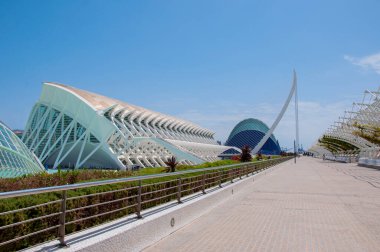Valencia 'ya git. Sanat ve bilim şehri. Fütürist kompleks. Seyahat güzergahı. Valencia geometrik mimarisi bir dönüm noktası. Geometrik mimari gezisi. Turistik şehir sanatı bilimi.