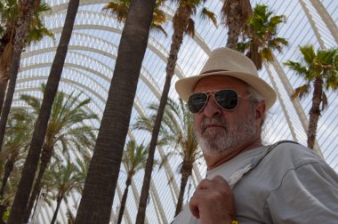 Valencia Palm Tree Parkı. Valencia, İspanya 'da sanat bilimleri şehri. Seyahat güzergahı. Valencia bahçe simgesinde bir erkek turist. Turistik geziler. Valencia 'da seyahat et kıdemli adam, uzayı kopyala.
