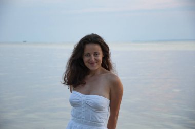 Deniz manzaralı gün batımı plajı ve gökyüzü. Yaz Denizi Sahili Gündoğumu. Romantik gün batımı ufku. Siluet kız gündoğumu. Yazın gün batımında deniz sahilinde romantik bir kadın. Denizde bir kadın gün doğumunda. Karanlık yumuşaklığı.