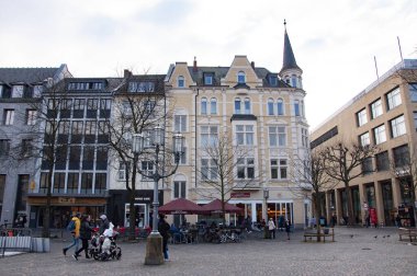 Bonn, Almanya - 27 Şubat 2024: Şehir mimarisi. Mimari bina. Tarihi şehir binası. Bonn mimari caddesi. Alman şehir mimarisi. Şehir binası Bonn ana meydanı.