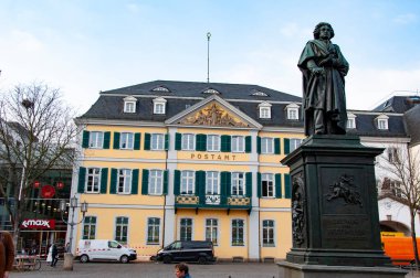 Bonn, Almanya - 27 Şubat 2024: Beethoven Anıtı. Bonn Mimari Şehir Sokağı. Alman şehir mimarisi. Bonn şehir binası. Şehir mimarisi. Tarihi şehir anıtı.
