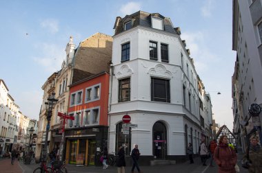 Bonn, Almanya - 27 Şubat 2024: Alman şehir mimarisi. Bonn şehir binası. Merkez cadde. Mimari bina. Tarihi şehir binası. Bonn Mimari Şehir Sokağı.