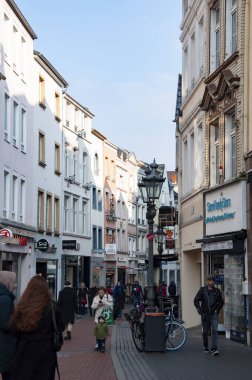 Bonn, Almanya - 27 Şubat 2024: Şehir mimarisi. Mimari bina. Tarihi şehir binası. Bonn Mimari Şehir Sokağı. Alman şehir mimarisi. Bonn 'un kalabalık caddesi.