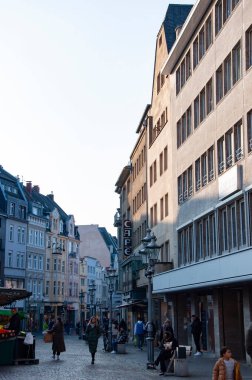 Bonn, Almanya - 27 Şubat 2024: Bonn mimari şehir sokağı. Alman şehir mimarisi. Bonn şehir binası. Şehir mimarisi. Mimari bina. Kışın sokak.