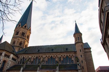 Alman şehir mimarisi. Bonn şehir binası. Mimari bina. Tarihi şehir binası. Kilise mimari anıtı. Bonn Minster. Roma Katolik Kilisesi. Bonn mimari şehri.