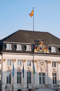 Şehrin tarihi belediye binası. Bina Rococo mimarisi ile ünlüdür. Bonn, Almanya 'daki eski belediye binası. Alman şehri.