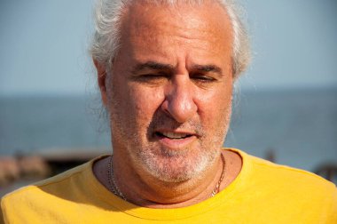 Gün batımında denize bakan yaşlı bir adam. Seyahat acentesi. Denizde bir adam gün doğumunda. Okyanus kıyısındaki olgun bir adamın yaşam tarzı portresi. Gri saçlı son sınıf öğrencisi gün batımında hayatı düşünüyor..