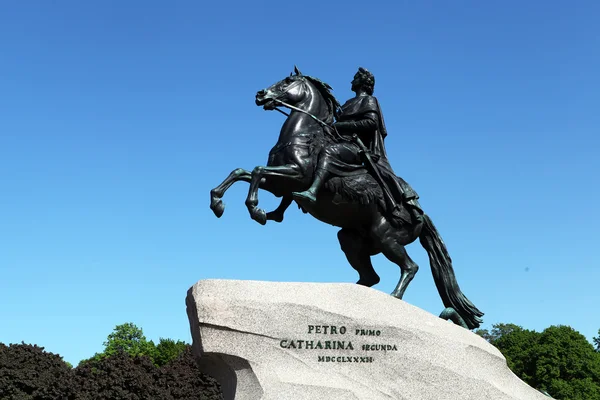 Monument au tsar russe Pierre Ier sur la place du Sénat ("Cavalier de bronze"). Symbole de Saint Pétersbourg. Saint-Pétersbourg. Russie . — Photo