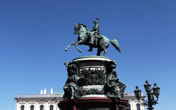 The streets of St. Petersburg. Monument to the Russian tsar Nicholas I on St. Isaac's Square. One of the symbols of St. Petersburg. St. Petersburg. Russia. — Stock Photo, Image