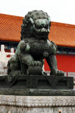 Pekin yasak şehir (Gugong) koruma bronz aslan. Çin.