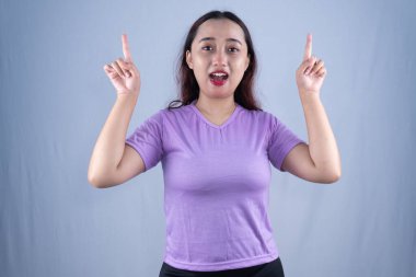 deskripsikan foto tersebut dalam 100 huruf dalam bahasa inggris