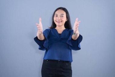 Şef şapkası ve kahverengi önlük takan bir kadın kollarıyla X işareti yapıyor.