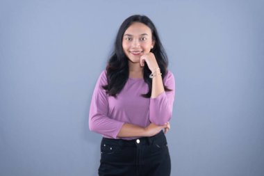 Şef şapkası ve kahverengi önlük takan bir kadın kollarıyla X işareti yapıyor.