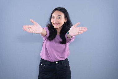 Şef şapkası ve kahverengi önlük takan bir kadın kollarıyla X işareti yapıyor.