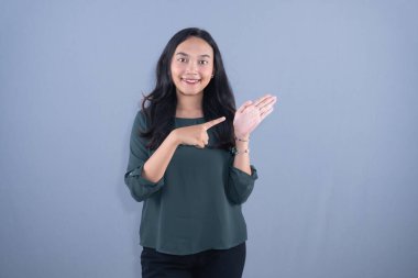 Şef şapkası ve kahverengi önlük takan bir kadın kollarıyla X işareti yapıyor.