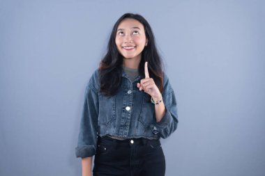 Şef şapkası ve kahverengi önlük takan bir kadın kollarıyla X işareti yapıyor.