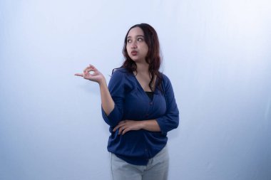 Mavi hırkalı genç bir kadın şaşkın ve şaşırmış bir ifadeyle ayrıldı.