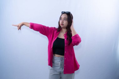 Pembe gömlekli ve gri pantolonlu genç bir kadın şaşırmış bir ifadeyle ayrıldı.