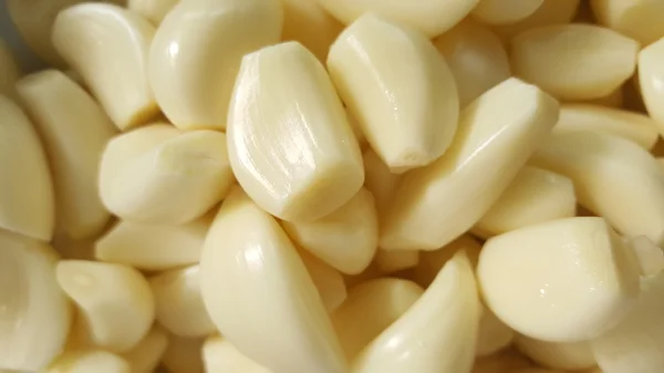 Bunch of peeled garlic — Stock Photo, Image
