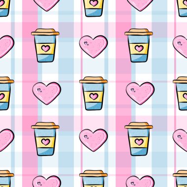 Kawaii sıcak kahve ve pembe kalp kurabiyeleri pembe ve mavi ekose arka planda. Sevgililer günü ve yiyecekler kusursuz..