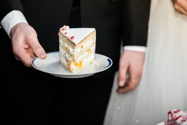 Gelin beyaz elbise ve damat kesme düğün pastası