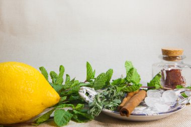 çay ve limon keten bir arka plan üzerinde otlar