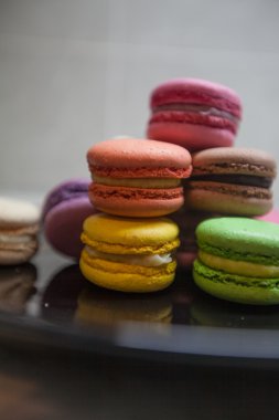 Siyah ve beyaz arka plan üzerinde dört renkli macarons