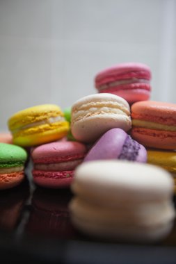 Siyah ve beyaz arka plan üzerinde dört renkli macarons
